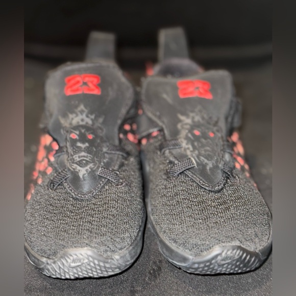 Nike LeBron 17 Black Red Toddler Size 9C 23 Lion - Picture 13 of 13